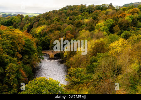 Pontcysyllte Aquädukt ist ein schiffbares Aquädukt, den Llangollen-kanal über den Fluss Dee trägt in der Nähe von Llangollen im Nordosten von Wales, UK. Herbst Landschaft Stockfoto