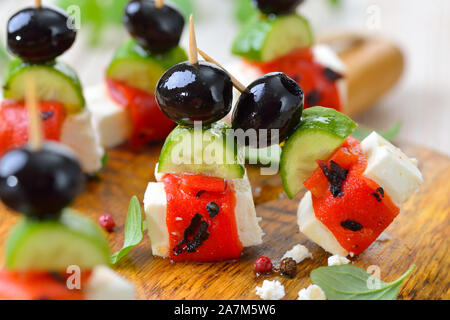 Griechische Vorspeisen: Feta Käse Spieße mit gegrilltem und eingelegte Paprika, Gurken und schwarzen Oliven, diente als dekorative Fingerfood Vorspeisen Stockfoto