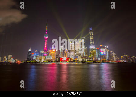 Nacht Blick auf den Huangpu Fluß und die Finanzviertel Lujiazui mit Wolkenkratzern und Hochhäusern in Pudong, Shanghai, China, Stockfoto