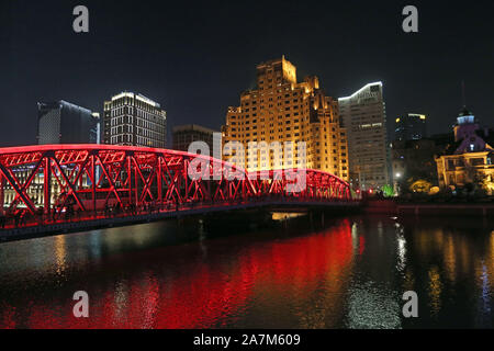 Nacht der Waibaidu Brücke über den Suzhou Creek in Puxi, Shanghai, China. Stockfoto