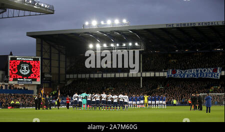 Everton und Tottenham Hotspur Spieler zu einer Schweigeminute vor Tag der Erinnerung vor der Premier League Spiel im Goodison Park, Liverpool. Stockfoto