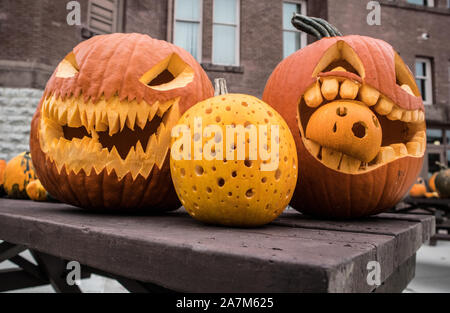 Halloween Monster sind in Kürbisse geschnitzt.. lustige Kerle.. Stockfoto