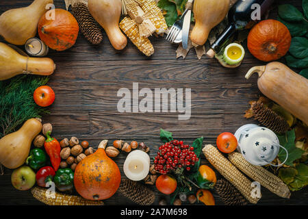 Thanksgiving Rahmen ab Herbst Gemüse und Früchte auf Holz- Hintergrund mit Text in der Mitte der Komposition Stockfoto
