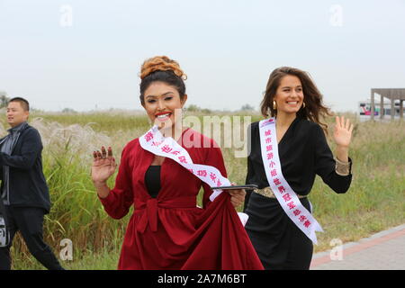 Miss Tourismus stellen auf der Straße durch den Gelben Fluss in Dongying Stadt, der ostchinesischen Provinz Shandong, 20. September 2019. Stockfoto