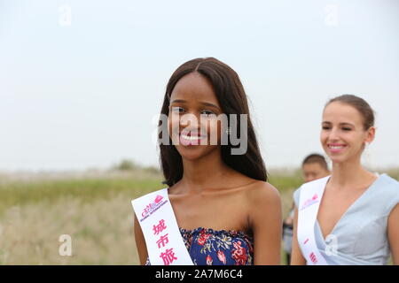 Miss Tourismus stellen auf der Straße durch den Gelben Fluss in Dongying Stadt, der ostchinesischen Provinz Shandong, 20. September 2019. Stockfoto