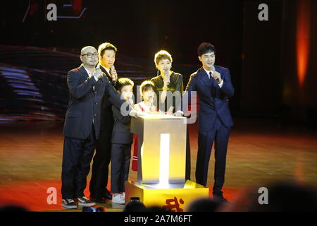 Chinesische Schauspielerin Ma Yili, zweiter von rechts, und chinesischen Schauspieler Xu Zheng, Links, und Wu Jing, die zweite von links, an der Premiere des Films Stockfoto