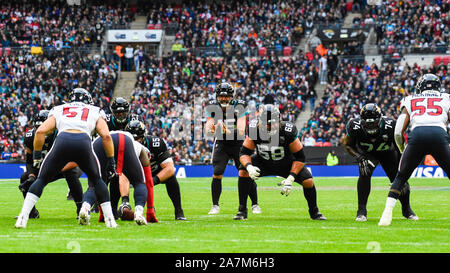 London, Großbritannien. 3. November 2019. Jaguars Quarterback, Gardner Minshew II (15) wartet den Ball in der ersten Hälfte der NFL Spiel Houston Texans v Jacksonsville Jaguare im Wembley Stadium zu erhalten, Spiel 4 der NFL in diesem Jahr London Spielen. Credit: Stephen Chung/Alamy leben Nachrichten Stockfoto