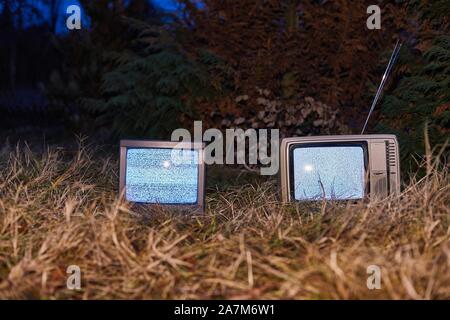 TV kein Signal im Gras Stockfoto
