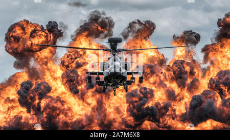 COSFORD, Großbritannien, 11. Juni 2017: Eine britische Armee Apache Kampfhubschrauber der Army Air Corps gibt eine explosive Demonstration während Cosford Air Show. Stockfoto