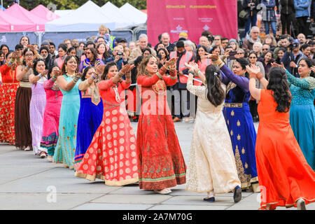 Trafalgar Square, London, 03. November 2019. Tanzgruppen in bunten Outfits im Grand Annakut Tanz öffnung Leistung mit über 220 Teilnehmern aus ganz London beginnt der Tag der Feierlichkeiten. Diwali Lichterfest Feiern zum Trafalgar Square zurück mit Tanz und mit seinem kulturellen Aufführungen, Workshops, Essen und Geschenk Stände und Aktivitäten für die Besucher zu genießen. Credit: Imageplotter/Alamy leben Nachrichten Stockfoto