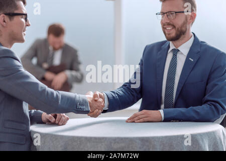 Bis zu schließen. Geschäft Leute die Hände schütteln mit jeder anderen Stockfoto