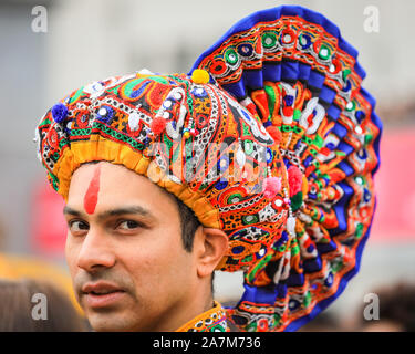 Trafalgar Square, London, 03. November 2019. Eine Tänzerin in bunten Gujarati hat. Diwali Lichterfest Feiern zum Trafalgar Square zurück mit Tanz und mit seinem kulturellen Aufführungen, Workshops, Essen und Geschenk Stände und Aktivitäten für die Besucher zu genießen. Credit: Imageplotter/Alamy leben Nachrichten Stockfoto