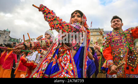 Trafalgar Square, London, 03. November 2019. Tanzgruppen in bunten Outfits im Grand Annakut Tanz öffnung Leistung mit über 220 Teilnehmern aus ganz London beginnt der Tag der Feierlichkeiten. Diwali Lichterfest Feiern zum Trafalgar Square zurück mit Tanz und mit seinem kulturellen Aufführungen, Workshops, Essen und Geschenk Stände und Aktivitäten für die Besucher zu genießen. Credit: Imageplotter/Alamy leben Nachrichten Stockfoto