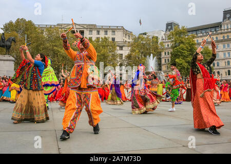 Trafalgar Square, London, 03. November 2019. Tanzgruppen in bunten Outfits im Grand Annakut Tanz öffnung Leistung mit über 220 Teilnehmern aus ganz London beginnt der Tag der Feierlichkeiten. Diwali Lichterfest Feiern zum Trafalgar Square zurück mit Tanz und mit seinem kulturellen Aufführungen, Workshops, Essen und Geschenk Stände und Aktivitäten für die Besucher zu genießen. Credit: Imageplotter/Alamy leben Nachrichten Stockfoto