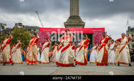 Trafalgar Square, London, 03. November 2019. Tanzgruppen in bunten Outfits im Grand Annakut Tanz öffnung Leistung mit über 220 Teilnehmern aus ganz London beginnt der Tag der Feierlichkeiten. Diwali Lichterfest Feiern zum Trafalgar Square zurück mit Tanz und mit seinem kulturellen Aufführungen, Workshops, Essen und Geschenk Stände und Aktivitäten für die Besucher zu genießen. Credit: Imageplotter/Alamy leben Nachrichten Stockfoto