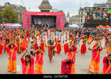 Trafalgar Square, London, 03. November 2019. Tanzgruppen in bunten Outfits im Grand Annakut Tanz öffnung Leistung mit über 220 Teilnehmern aus ganz London beginnt der Tag der Feierlichkeiten. Diwali Lichterfest Feiern zum Trafalgar Square zurück mit Tanz und mit seinem kulturellen Aufführungen, Workshops, Essen und Geschenk Stände und Aktivitäten für die Besucher zu genießen. Credit: Imageplotter/Alamy leben Nachrichten Stockfoto