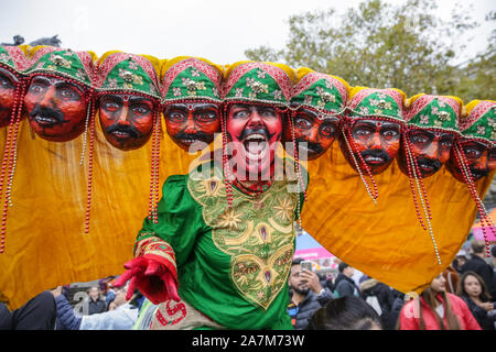 Trafalgar Square, London, 03. November 2019. Eine stiltwalker, als die 10-köpfige hinduistischen Gottes Ravana. Diwali Lichterfest Feiern zum Trafalgar Square zurück mit Tanz und mit seinem kulturellen Aufführungen, Workshops, Essen und Geschenk Stände und Aktivitäten für die Besucher zu genießen. Credit: Imageplotter/Alamy leben Nachrichten Stockfoto