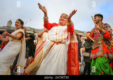 Trafalgar Square, London, 03. November 2019. Tanzgruppen in bunten Outfits im Grand Annakut Tanz öffnung Leistung mit über 220 Teilnehmern aus ganz London beginnt der Tag der Feierlichkeiten. Diwali Lichterfest Feiern zum Trafalgar Square zurück mit Tanz und mit seinem kulturellen Aufführungen, Workshops, Essen und Geschenk Stände und Aktivitäten für die Besucher zu genießen. Credit: Imageplotter/Alamy leben Nachrichten Stockfoto