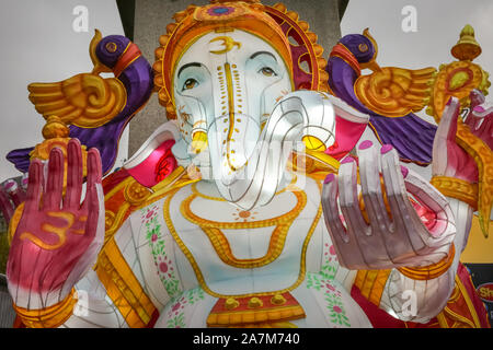 Trafalgar Square, London, 03. November 2019. Eine beleuchtete Ganesha Statue auf dem Platz ist Teil der Feiern. Diwali Lichterfest Feiern zum Trafalgar Square zurück mit Tanz und mit seinem kulturellen Aufführungen, Workshops, Essen und Geschenk Stände und Aktivitäten für die Besucher zu genießen. Credit: Imageplotter/Alamy leben Nachrichten Stockfoto