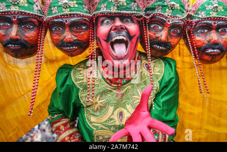 Trafalgar Square, London, 03. November 2019. Eine stiltwalker, als die 10-köpfige hinduistischen Gottes Ravana. Diwali Lichterfest Feiern zum Trafalgar Square zurück mit Tanz und mit seinem kulturellen Aufführungen, Workshops, Essen und Geschenk Stände und Aktivitäten für die Besucher zu genießen. Credit: Imageplotter/Alamy leben Nachrichten Stockfoto