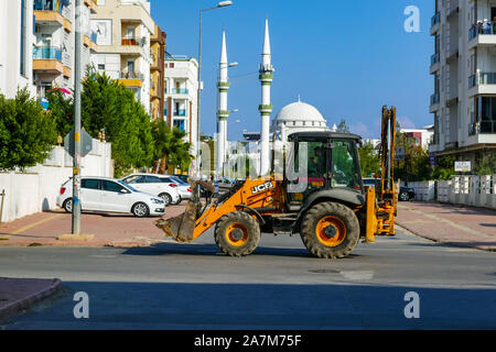 Gelbe JCB Bagger mit Moschee mit Minaretten, Antalya, Side, Türkei Urlaub, Türkei, Türkische Riviera, Mittelmeer, Stockfoto