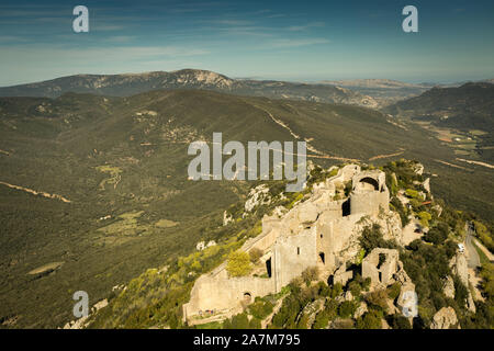 Ein Blick auf das Chateau de Peyrepertuse, mit den sanften Ausläufern der französischen Pyrenäen im Hintergrund Stockfoto