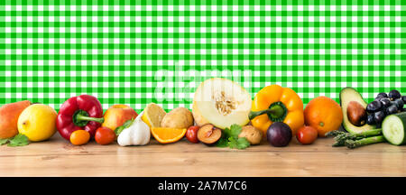 Obst und Gemüse auf hölzernen Hintergrund Stockfoto