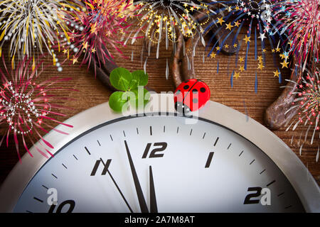 Party Konzept Silvester mit Feuerwerk und Glücksklee, Hufeisen als Hintergrund Stockfoto