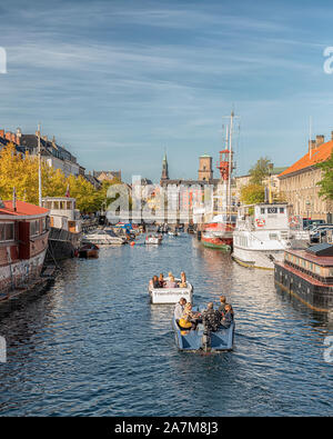 Kopenhagen, Dänemark - 21 September 2019: Eine typische Szene aus einem der Kanäle der Stadt. Stockfoto