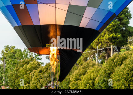 Detail der Flamme einer farbigen Heißluftballon. Stockfoto