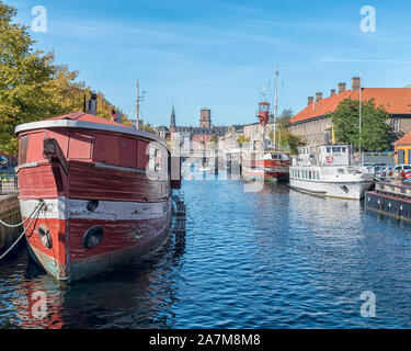 Kopenhagen, Dänemark - 21 September 2019: Eine typische Szene aus einem der Kanäle der Stadt. Stockfoto