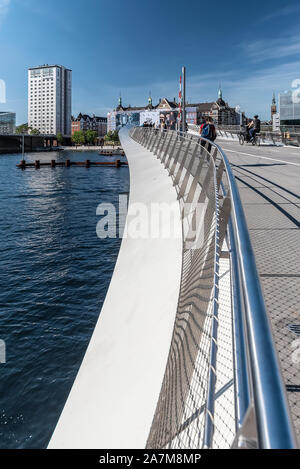 Kopenhagen, Dänemark - 21 September, 2019: Anschließen des Center mit Christianshavn, die Brücke ist der Beweis dafür, dass Kopenhagen bedeutet Business als einer der Stockfoto