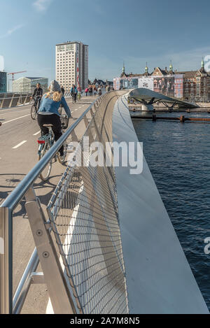 Kopenhagen, Dänemark - 21 September, 2019: Anschließen des Center mit Christianshavn, die Brücke ist der Beweis dafür, dass Kopenhagen bedeutet Business als einer der Stockfoto