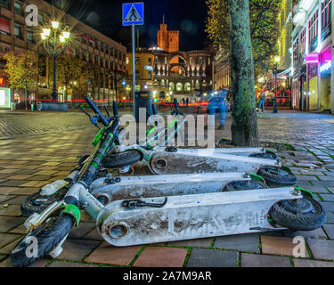 HELSINGBORG, Schweden - 29. OKTOBER 2019: abendliche Szene aus Helsingborg Zentrum mit einem geparkten oder verworfen werden Kalk Elektroroller in der foregroun Stockfoto