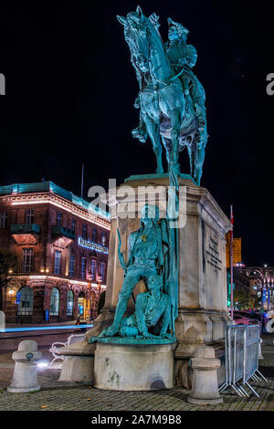 HELSINGBORG, Schweden - 29. OKTOBER 2019: abendliche Szene aus Helsingborg Zentrum der Magnus Stenbock Statue. Stockfoto