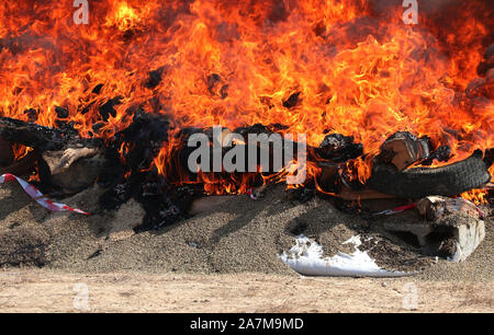 Kabul, Afghanistan. 3. November, 2019. Foto an November 3, 2019 Anzeigen aufsteigenden Rauch von brennenden Drogen in der Provinz Baghlan, nördlichen Afghanistan. Die afghanischen Behörden verbrannt etwa 28 Tonnen von Sichergestellten Betäubungsmitteln in zwei Provinzen am Sonntag, spätestens im Kampf gegen den illegalen Drogenhandel. Credit: Sahel/Xinhua/Alamy leben Nachrichten Stockfoto