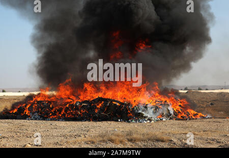 Kabul, Afghanistan. 3. November, 2019. Foto an November 3, 2019 zeigt aufsteigenden Rauch von brennenden Drogen in der Provinz Helmand, südlichen Afghanistan, November 3, 2019. Die afghanischen Behörden verbrannt etwa 28 Tonnen von Sichergestellten Betäubungsmitteln in zwei Provinzen am Sonntag, spätestens im Kampf gegen den illegalen Drogenhandel. Credit: abdula Aziz Safdari/Xinhua/Alamy leben Nachrichten Stockfoto