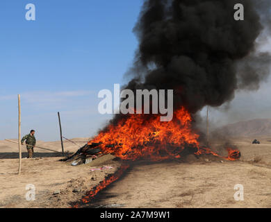 Kabul, Afghanistan. 3. November, 2019. Foto an November 3, 2019 Anzeigen aufsteigenden Rauch von brennenden Drogen in der Provinz Baghlan, nördlichen Afghanistan. Die afghanischen Behörden verbrannt etwa 28 Tonnen von Sichergestellten Betäubungsmitteln in zwei Provinzen am Sonntag, spätestens im Kampf gegen den illegalen Drogenhandel. Credit: Sahel/Xinhua/Alamy leben Nachrichten Stockfoto