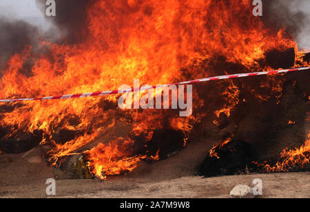 Kabul, Afghanistan. 3. November, 2019. Foto an November 3, 2019 Anzeigen aufsteigenden Rauch von brennenden Drogen in der Provinz Baghlan, nördlichen Afghanistan. Die afghanischen Behörden verbrannt etwa 28 Tonnen von Sichergestellten Betäubungsmitteln in zwei Provinzen am Sonntag, spätestens im Kampf gegen den illegalen Drogenhandel. Credit: Sahel/Xinhua/Alamy leben Nachrichten Stockfoto