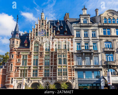 'La Pharmacie Anglaise" 1898 Gothic Revival Gebäude (Cocktailbar) von Charles Delacre, Coudenberg, Brüssel, Belgien. Stockfoto