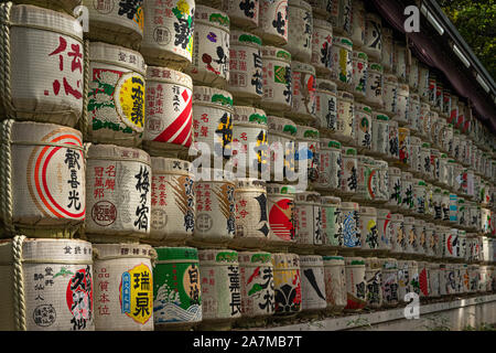 Sake Fässer, Meiji-Jingu, Tokio, Japan Stockfoto