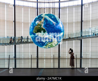 Tokyo, Japan - 12 Okt 2018: Eine Frau wird ein Bild von Geo-Cosmos, eine riesige Kugel im Inneren Miraikan, Japans nationale "Museum". Stockfoto