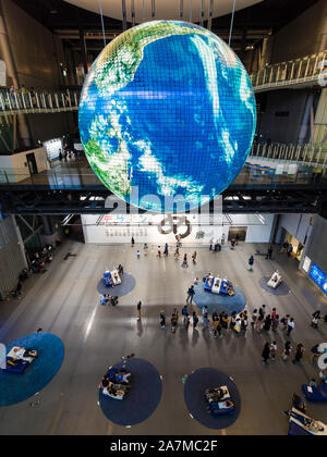 Tokyo, Japan - 12 Okt 2018: Geo-Cosmos, eine riesige Kugel hingen an der Decke in der Halle in Tokio Miraikan Technik Museum. Stockfoto