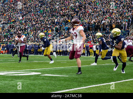 November 02, 2019: Eine allgemeine Ansicht als Virginia Tech Quarterback Quincy Patterson II (4) Brötchen aus der Tasche während NCAA Football Spiel Action zwischen der Virginia Tech Hokies und die Notre Dame Fighting Irish im Notre Dame Stadium in South Bend, Indiana. Notre Dame besiegte Virginia Tech 21-20. Johann Mersits/CSM. Stockfoto