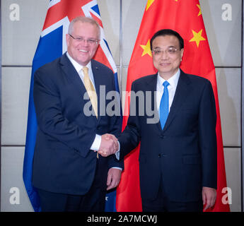 Bangkok, Thailand. 3. November, 2019. Chinesische Ministerpräsident Li Keqiang und seine australischen Gegenstücke Scott Morrison halten Sie die 7. jährliche Treffen zwischen den Staats- und Regierungschefs der beiden Staaten am Rande einer Reihe von Sitzungen Leaders' auf den Ostasiatischen Zusammenarbeit in Bangkok, Thailand, November 3, 2019. Credit: zhai Jianlan/Xinhua/Alamy leben Nachrichten Stockfoto