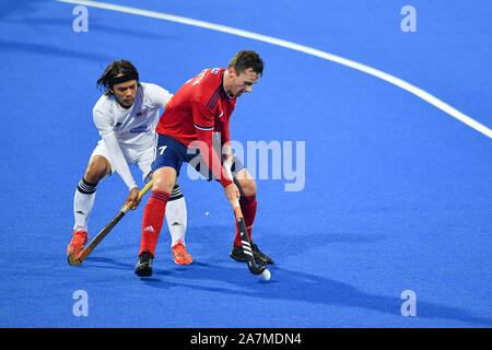 London, Großbritannien. 3 Nov, 2019. Alan Forsyth von Großbritannien (rechts) während FIH Olympic Qualifier Match: Großbritannien vs Malaysia (Männer) an Lea Valley Hockey und Tennis Center am Sonntag, November 03, 2019 in London, England. Credit: Taka G Wu/Alamy leben Nachrichten Stockfoto