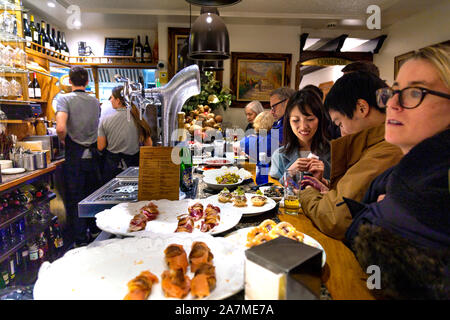 Menschen bei Ganbara pintxos Bar in San Sebastian, Spanien Essen Stockfoto