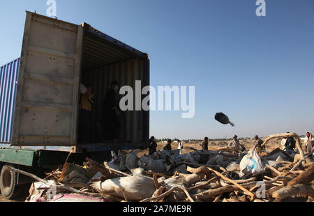 Kabul, Afghanistan. 3. November, 2019. Afghanische Sicherheitskräfte Mitglieder vorzubereiten, um Drogen in der Provinz Helmand, südlichen Afghanistan, Nov. 3, 2019 beschlagnahmten brennen. Die afghanischen Behörden verbrannt etwa 28 Tonnen von Sichergestellten Betäubungsmitteln in zwei Provinzen am Sonntag, spätestens im Kampf gegen den illegalen Drogenhandel. Credit: abdula Aziz Safdari/Xinhua/Alamy leben Nachrichten Stockfoto