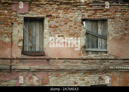 Fassade eines verlassenen alten Haus. Stockfoto