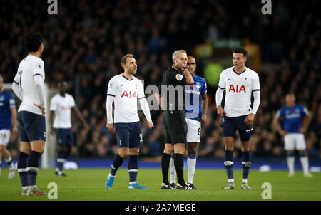 Schiedsrichter Martin Atkinson prüft die VAR nach einer Herausforderung auf Tottenham Hotspur's Sohn Heung-min (links) Während der Premier League Spiel im Goodison Park, Liverpool. Stockfoto